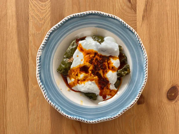 Yoğurt soslu Türk Dolma. Ev yapımı Üzüm Yaprakları. Yemeye hazır..