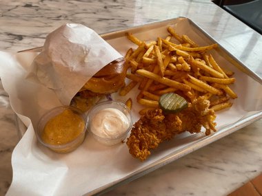 Yumuşak ve patatesli çıtır tavuk burger menüsü. Yemeye hazır..