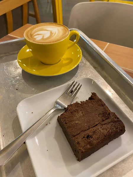 Brownie Mit Café Latte Coffee Shop Bereit Zum Servieren Und — Stockfoto