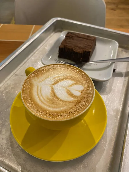 Caffè Latte Con Brownie Alla Caffetteria Locale Pronto Servire Mangiare — Foto Stock