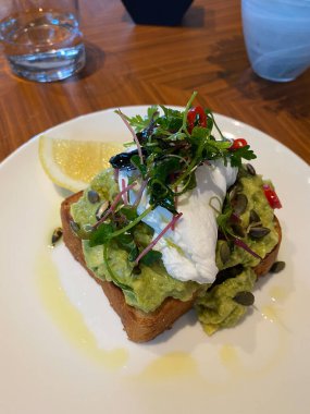 Avokado Guacamole soslu haşlanmış yumurta ve Brioche ekmeği. Yemeye hazır..