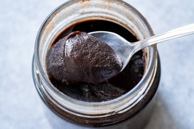 Keçiboynuzu Yağı mı, Yapıştırıcı mı? Kaşıkla. Yemeye hazır..