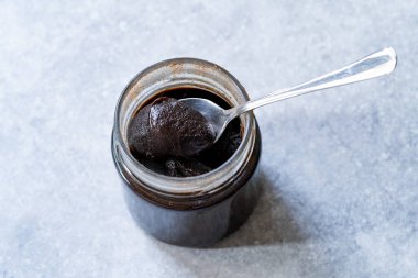 Keçiboynuzu Yağı mı, Yapıştırıcı mı? Kaşıkla. Yemeye hazır..