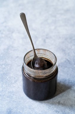 Keçiboynuzu Yağı mı, Yapıştırıcı mı? Kaşıkla. Yemeye hazır..