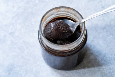 Keçiboynuzu Yağı mı, Yapıştırıcı mı? Kaşıkla. Yemeye hazır..