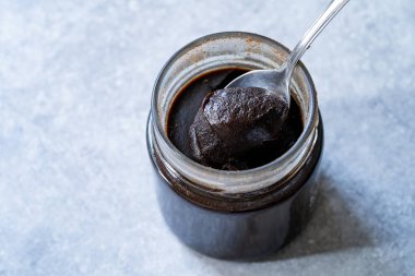 Keçiboynuzu Yağı mı, Yapıştırıcı mı? Kaşıkla. Yemeye hazır..