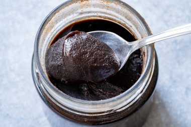 Keçiboynuzu Yağı mı, Yapıştırıcı mı? Kaşıkla. Yemeye hazır..