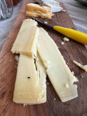 Tahta peynirli peynir tabağı. Makro Yakından Görüntü. Yemek hazır..