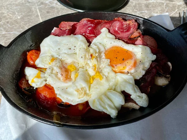 Αγγλικό Πρωινό Στην Κατσαρόλα Σερβίρεται Στο Εστιατόριο Έτοιμος Για Φαγητό — Φωτογραφία Αρχείου