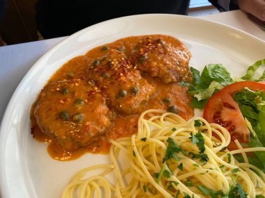 Fransız usulü baba au rhum ve krem şanti. Rum Baba