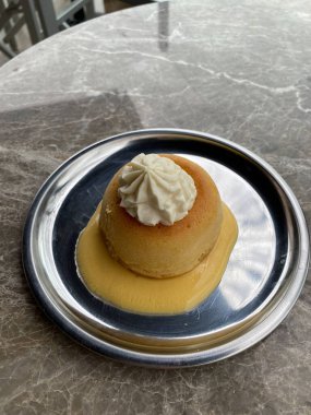 Fransız usulü baba au rhum ve krem şanti. Rum Baba