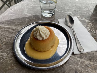 Fransız usulü baba au rhum ve krem şanti. Rum Baba