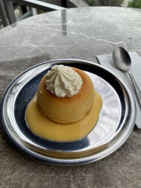 Fransız usulü baba au rhum ve krem şanti. Rum Baba