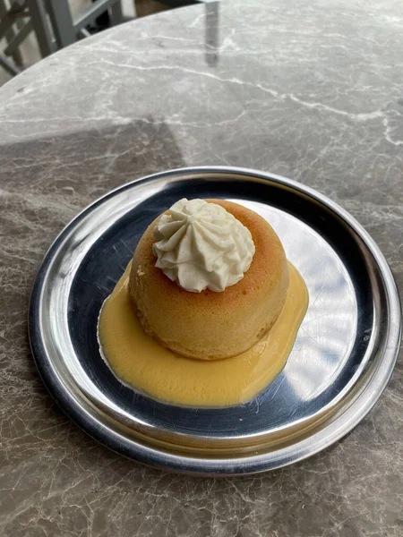 Fransız usulü baba au rhum ve krem şanti. Rum Baba