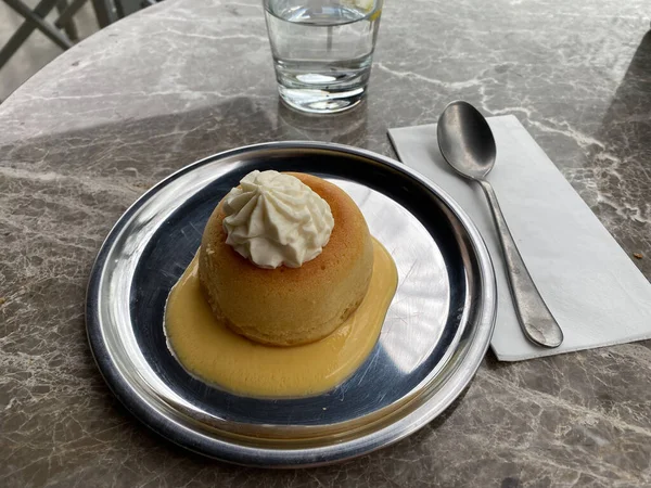 Fransız usulü baba au rhum ve krem şanti. Rum Baba