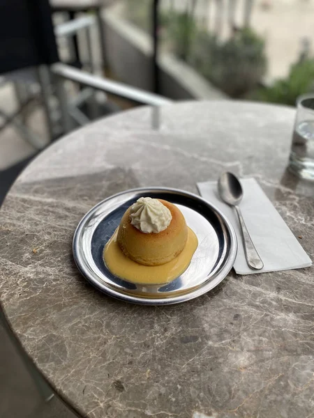 Fransız usulü baba au rhum ve krem şanti. Rum Baba