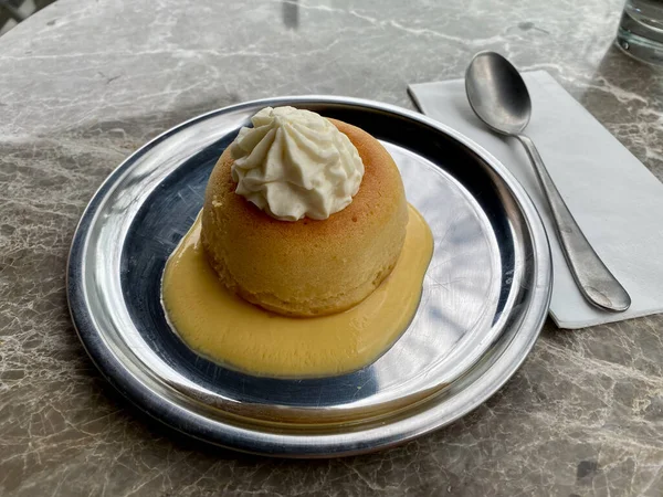 Fransız usulü baba au rhum ve krem şanti. Rum Baba