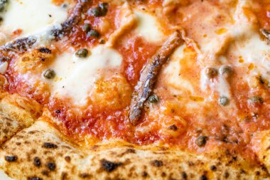 Mozzarella peynirli geleneksel Napoli Ançüez Pizzası. Yemeye hazır..