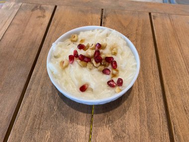 Geleneksel Ramazan tatlısı ve nar tohumlu Gullac. Yemeye hazır..