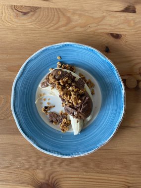 Muzlu Protein Çiğ Kahvaltısı, Granola, Fıstık Ezmesi ve Tahıl Gevreği. Yemeye hazır..