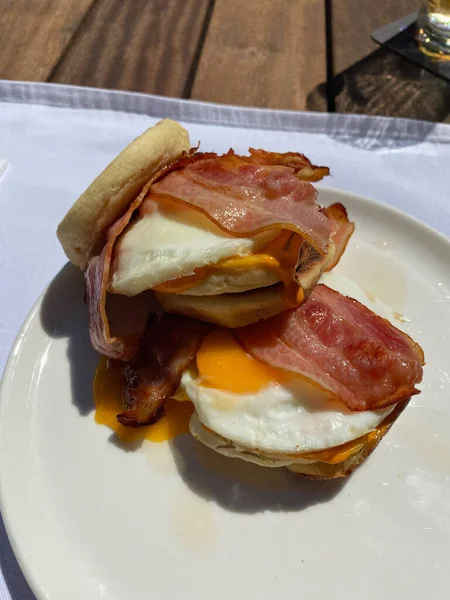 English Breakfast Egg Muffin Bacon Beer Ready Eat — Stock Photo, Image