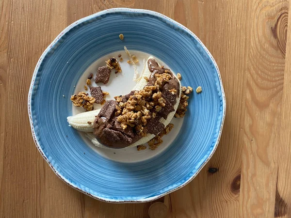 Muzlu Protein Çiğ Kahvaltısı, Granola, Fıstık Ezmesi ve Tahıl Gevreği. Yemeye hazır..