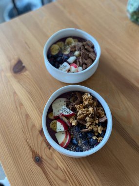 Granola, tahıl gevreği, Chia tohumları, elma ve yabanmersinli meyve suyu kasesi. Yemeye hazır..