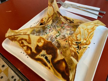 Mantar ve peynirli Fransız usulü tuzlu krep. Yemeye hazır..