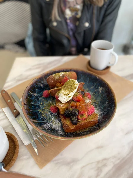 Cafe Restaurant 'ta Mascarpone Cheese ve Berries ile yumurtalı ekmek. Yemeye hazır..