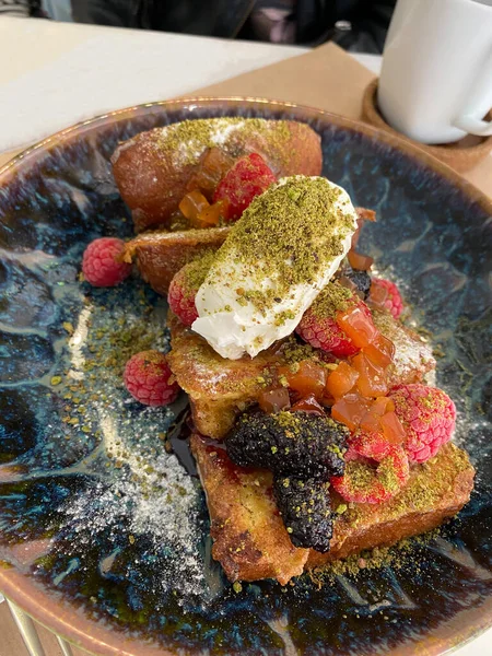 Cafe Restaurant 'ta Mascarpone Cheese ve Berries ile yumurtalı ekmek. Yemeye hazır..