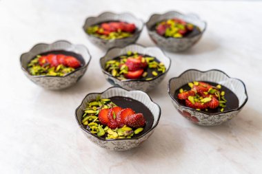 Fıstıklı çikolatalı Çilekli Parfait Puding. Yemeye hazır..