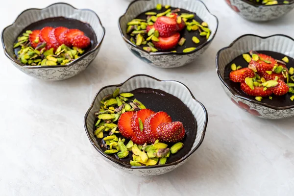 Schokolade Erdbeer Parfait Pudding Mit Pistazien Fertig Zum Essen — Stockfoto