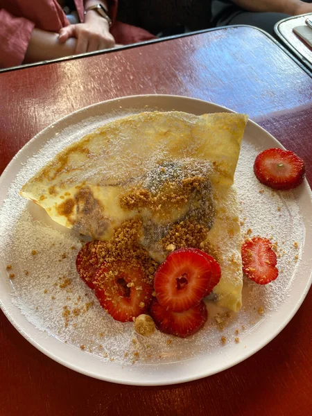 French Style Savory Sweet Crepe Strawberries Powedered Sugar Ready Eat — Stock Photo, Image