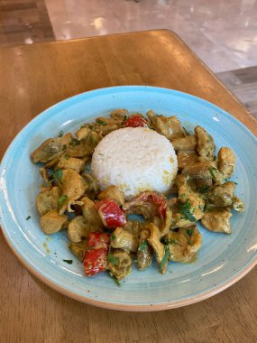 Tavuk tikka masala baharatlı körili et yemeği pilav ya da pilav. Yemek için hazır..