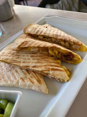 Tavuk, peynir ve biberli Meksika quesadilla 'sı..