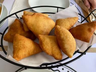 Türk Kızarmış Hamur Cipsi, Pisi Keci Ayagi. Yemek için hazır..