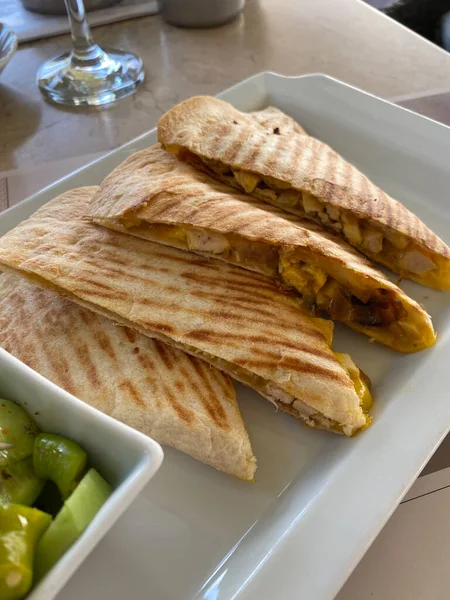 Tavuk, peynir ve biberli Meksika quesadilla 'sı..