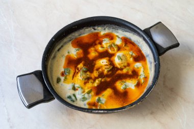 Kavrulmuş Yeşil Biber ve Pan 'da Süt. Geleneksel Türk Yemeği. Geleneksel Yemek.