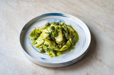 Pesto soslu salata kabağı dilimleri, nane yaprağı ve zeytinyağı. Yemeye hazır..