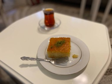 Geleneksel Çayla birlikte Türk Tatlısı Revani Tatlı Semolina Keki. Yemeye hazır..