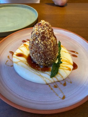 Lokantada şekerli armut tatlısı. Yemeye hazır. organik gıda.