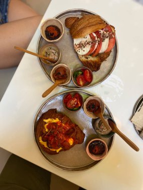 Restoranda kruvasan kahvaltısı tabakla servis edilir. Yemek için hazır..