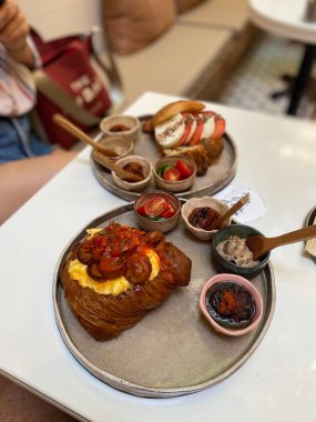 Restoranda kruvasan kahvaltısı tabakla servis edilir. Yemek için hazır..