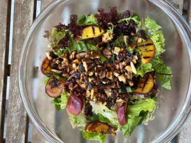 Kızarmış şeftali ve cevizli taze salata. Yemek için hazır..