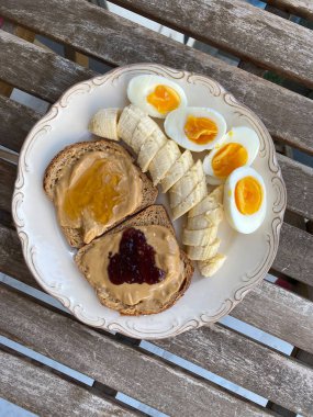 Fıstık Ezmeli Protein Kahvaltısı, Muz ve Fitness İçin Haşlanmış Yumurta. Yemeye hazır..