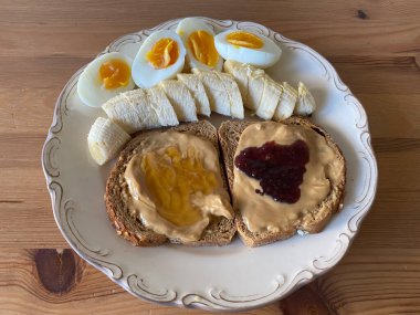 Fıstık Ezmeli Protein Kahvaltısı, Muz ve Fitness İçin Haşlanmış Yumurta. Yemeye hazır..