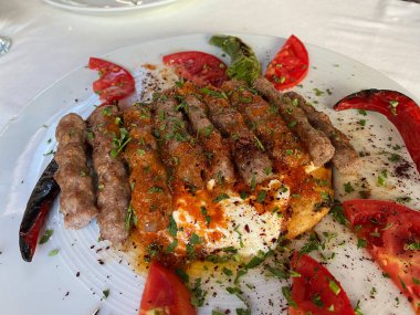 Türk manisa kebap soslu ve yoğurtlu pide servis edilir. Yemek için hazır..