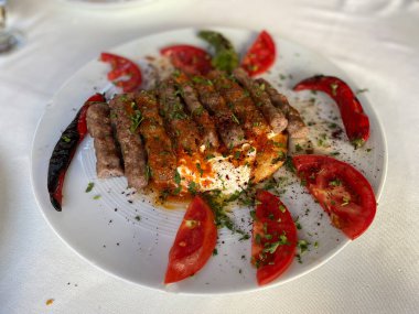 Türk manisa kebap soslu ve yoğurtlu pide servis edilir. Yemek için hazır..
