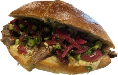 Kızarmış dana yanaklı sandviç, soğanlı ve kırmızı soğanlı. Yemek için hazır..