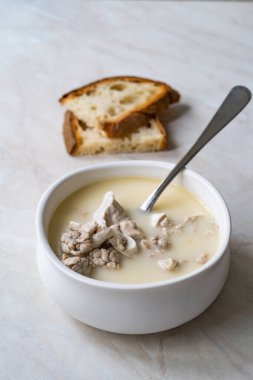 İşkembe çorbası, iskembe corbasi. Yerel bir restoranda akşamdan kalmalığın geleneksel tedavisi..